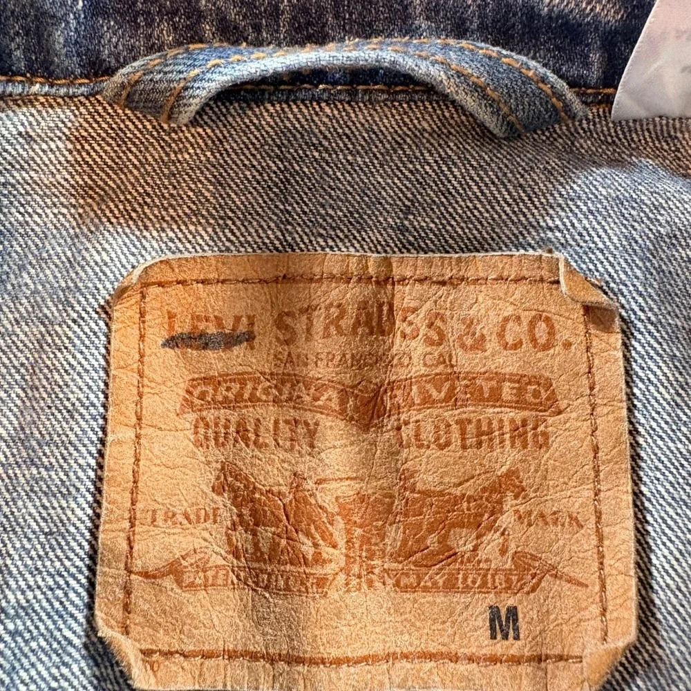 Levi's Denim Trucker Vest Mens Medium Distressed Eagle Graphic Blue Jean Jacket